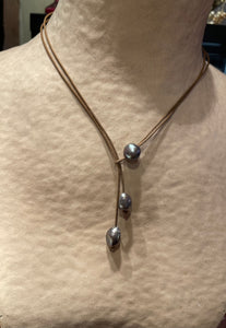 Collier avec trois perles d’eau douce baroque en file coton